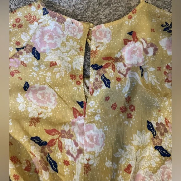 As You Wish Medium Yellow Floral Tie-Front Romper V-Neck Cap Sleeve Shorts - Picture 4 of 5